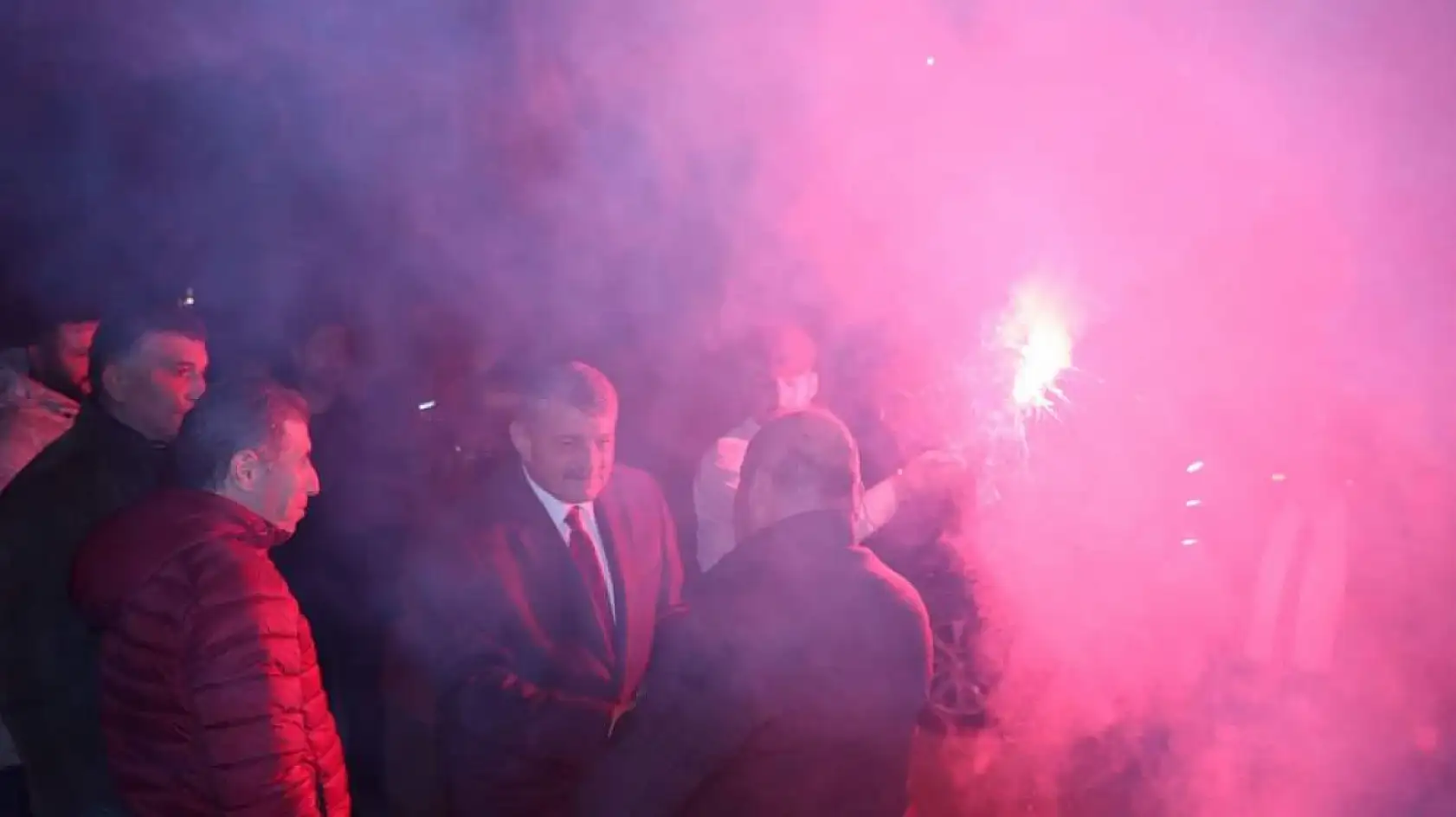 Meşaleler ve Şelaleler ile karşılandı