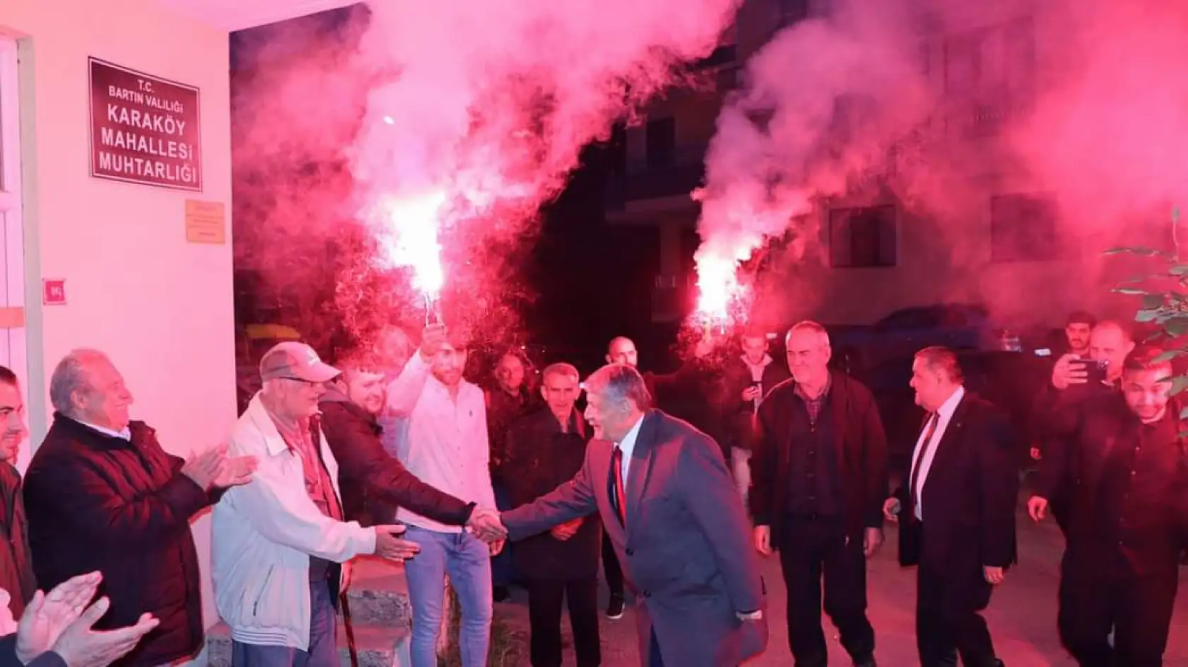 Meşaleler ve Şelaleler ile karşılandı