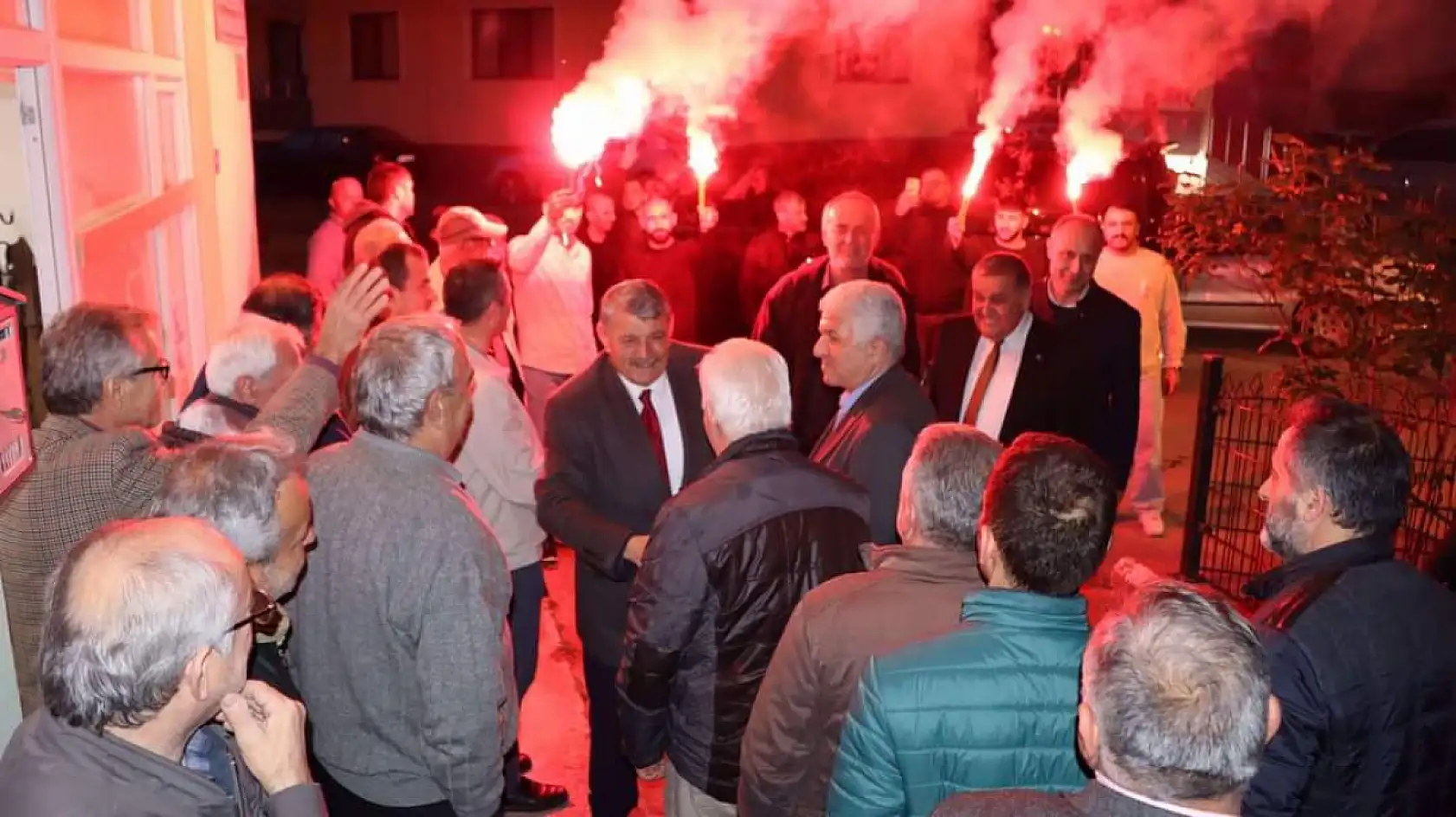 Meşaleler ve Şelaleler ile karşılandı