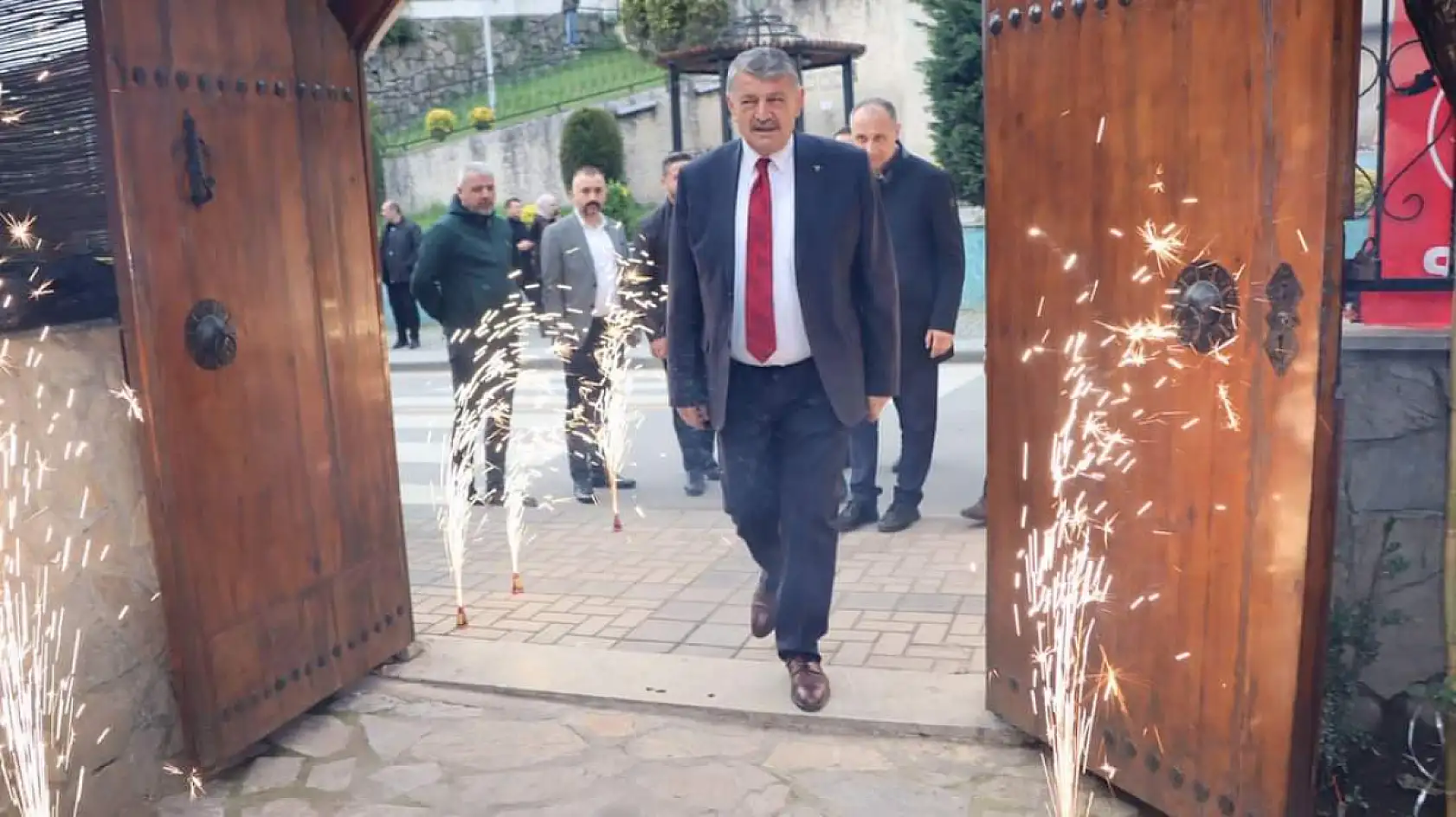 Meşaleler ve Şelaleler ile karşılandı