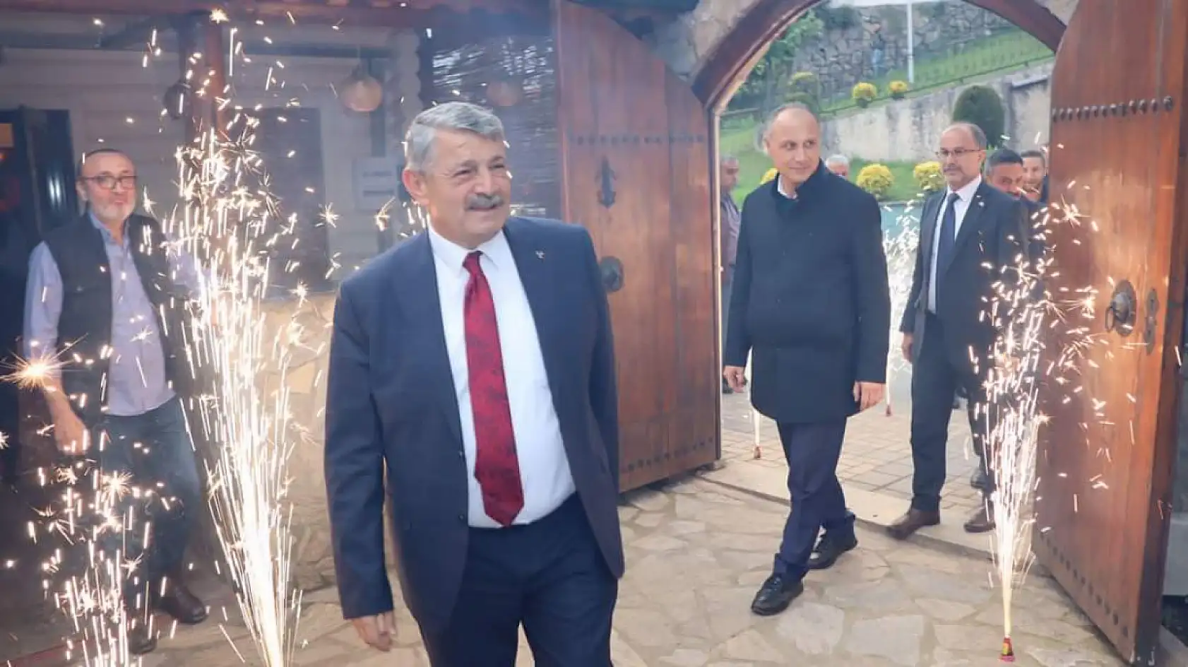 Meşaleler ve Şelaleler ile karşılandı