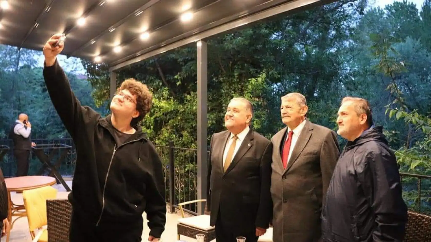 Meşaleler ve Şelaleler ile karşılandı