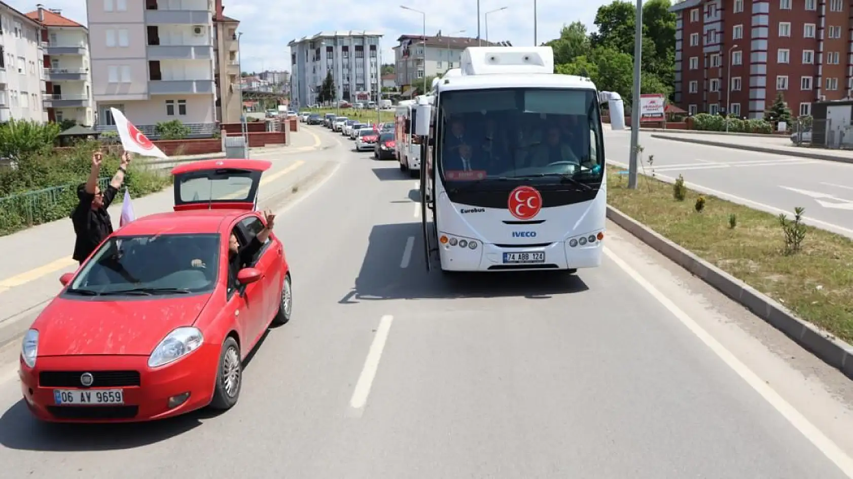 MHP Konvoyu Yoğun İlgi