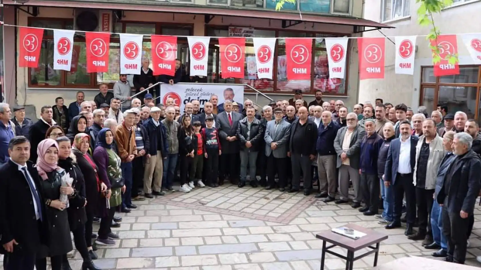Meşaleler ve Şelaleler ile karşılandı
