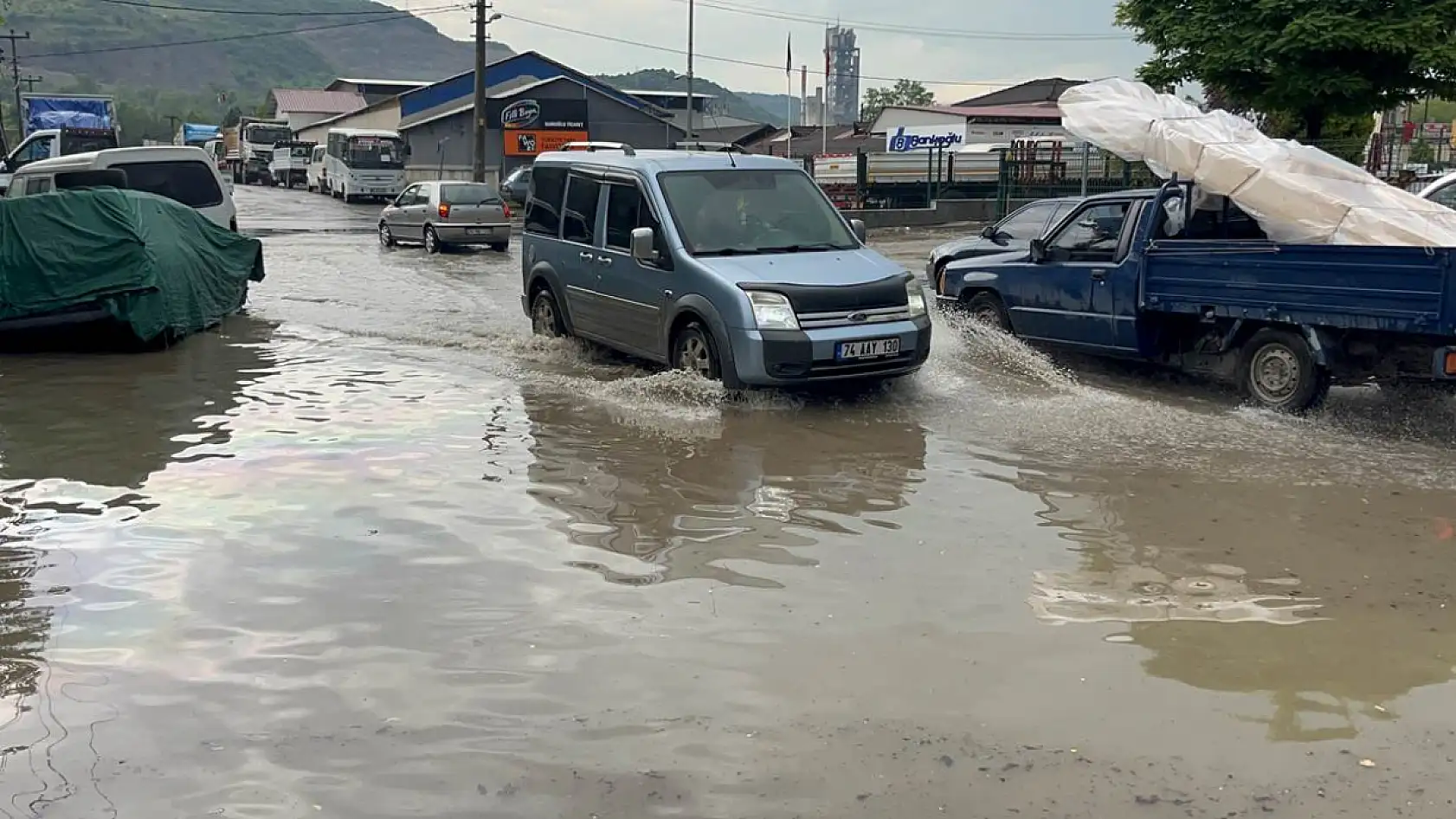 Sanayi sitesinde yollar göle döndü