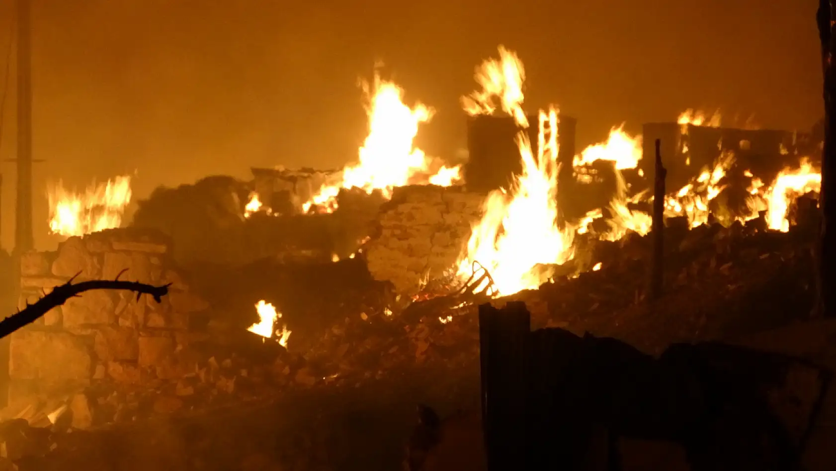 Komşuda felaket 43 ev yanarak kül oldu