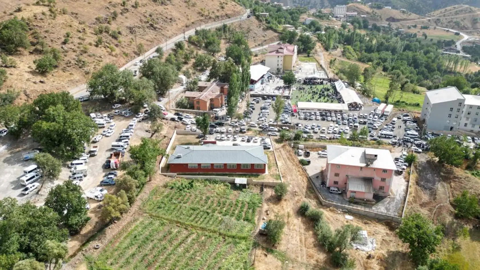 Takılan paralar masaya sığmadı