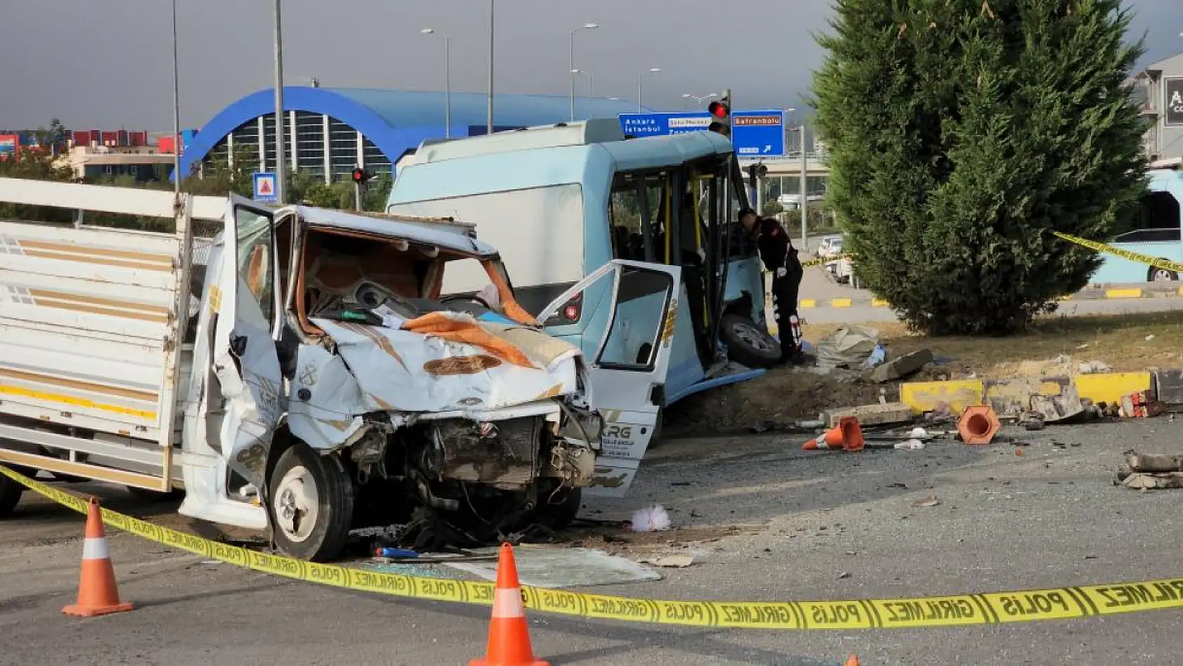 Kavşakta feci kaza