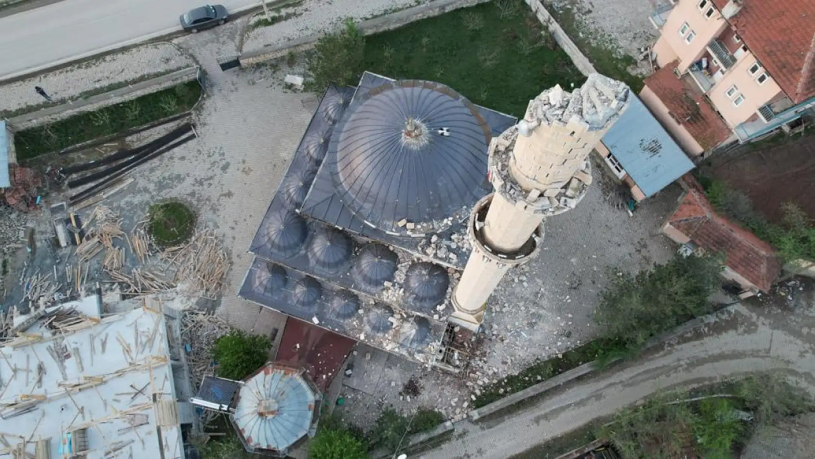 Deprem sonrası hasar gün yüzüne çıktı
