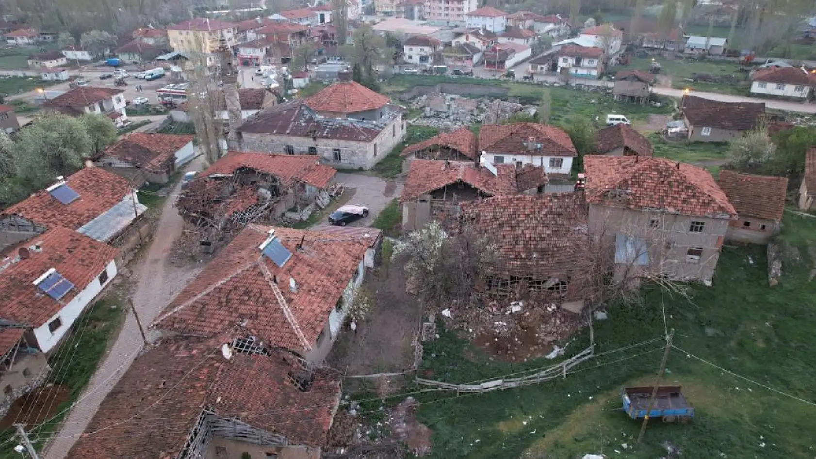 Deprem sonrası hasar gün yüzüne çıktı