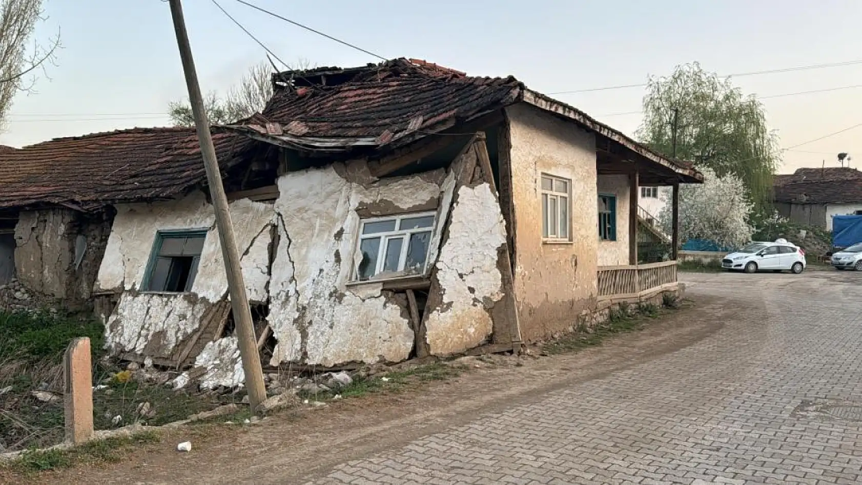 Deprem sonrası hasar gün yüzüne çıktı
