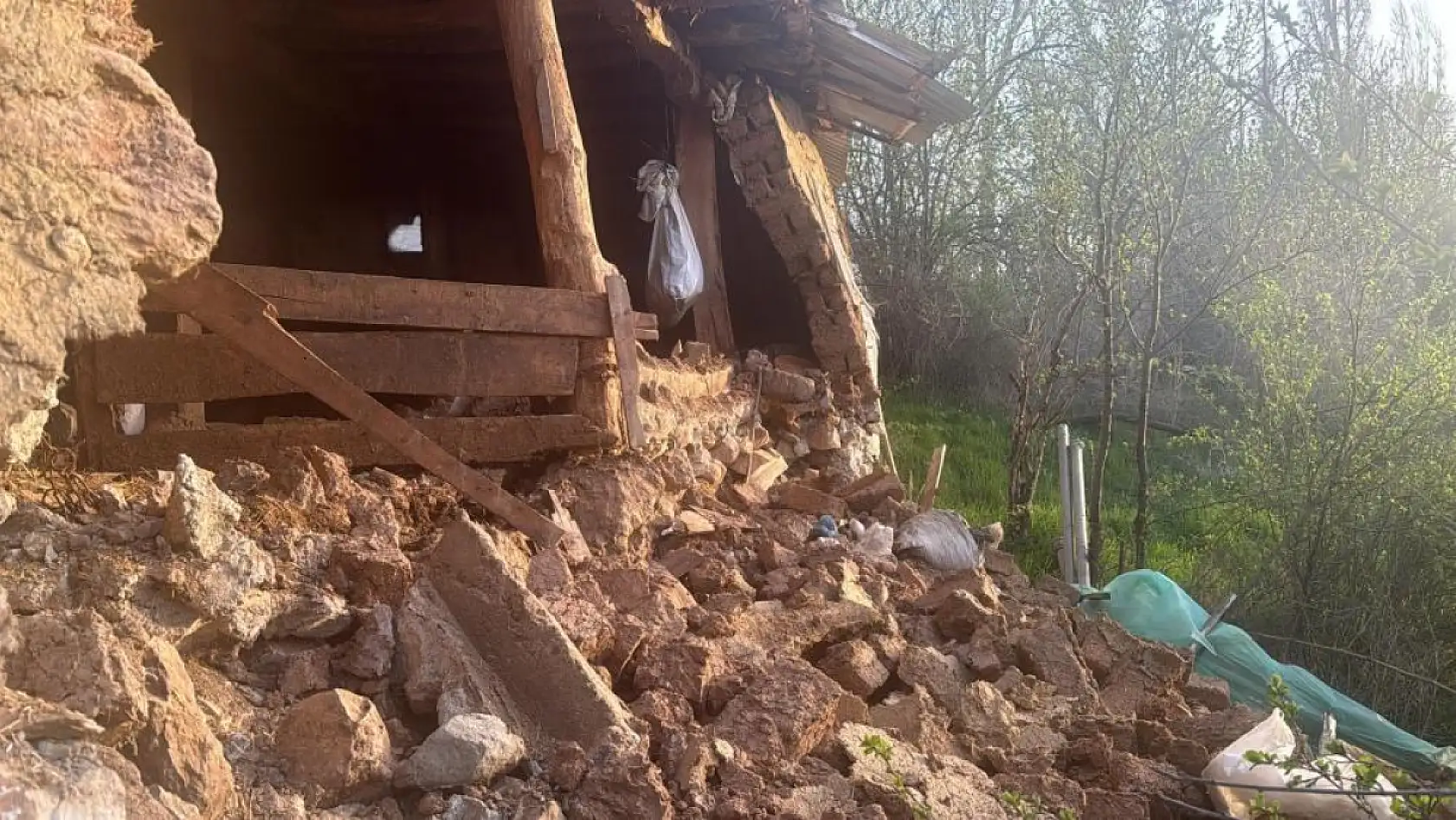 Deprem sonrası hasar gün yüzüne çıktı