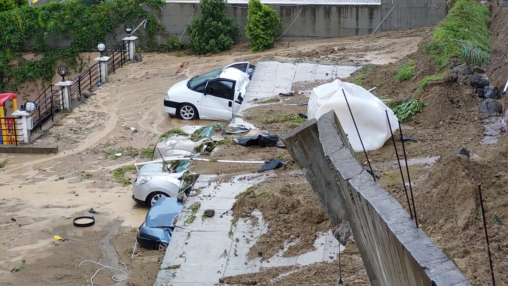 İstinat duvarı çökme anı kameralara yansıdı
