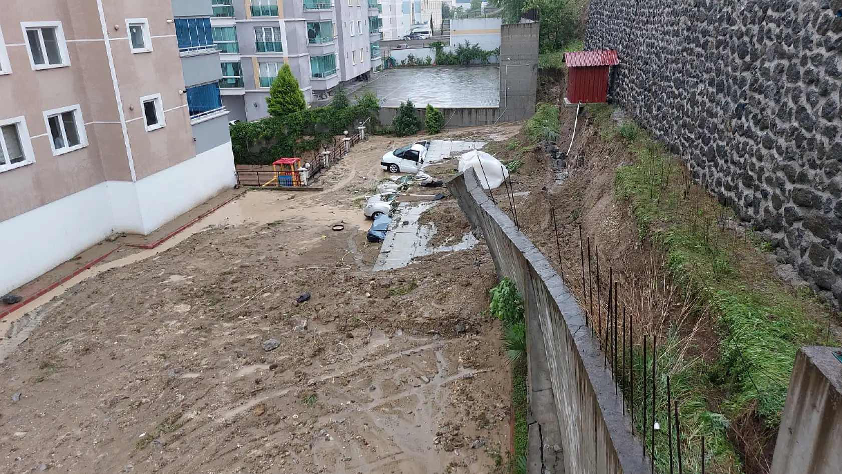 İstinat duvarı çökme anı kameralara yansıdı