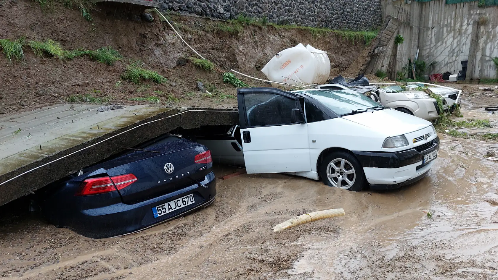 İstinat duvarı çökme anı kameralara yansıdı