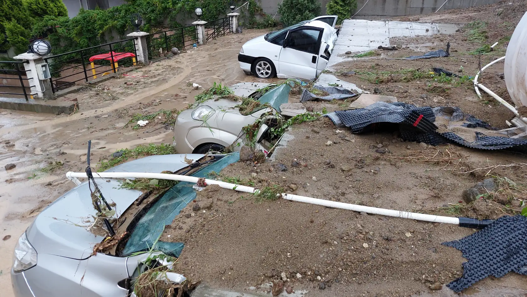 İstinat duvarı çökme anı kameralara yansıdı