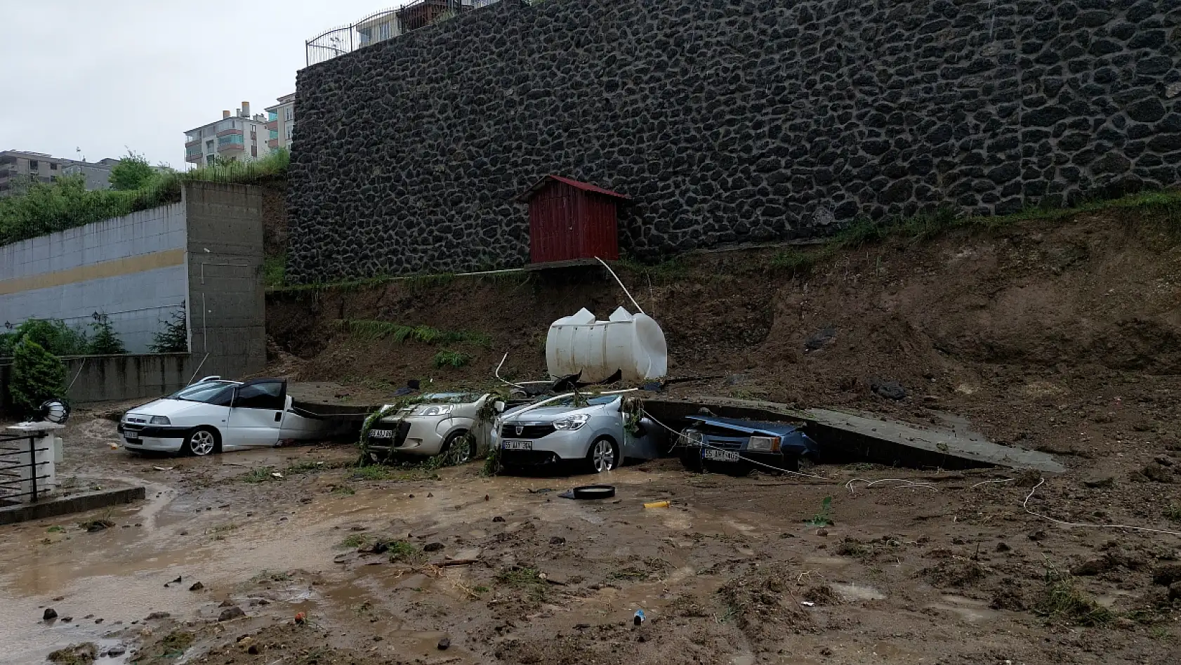 İstinat duvarı çökme anı kameralara yansıdı
