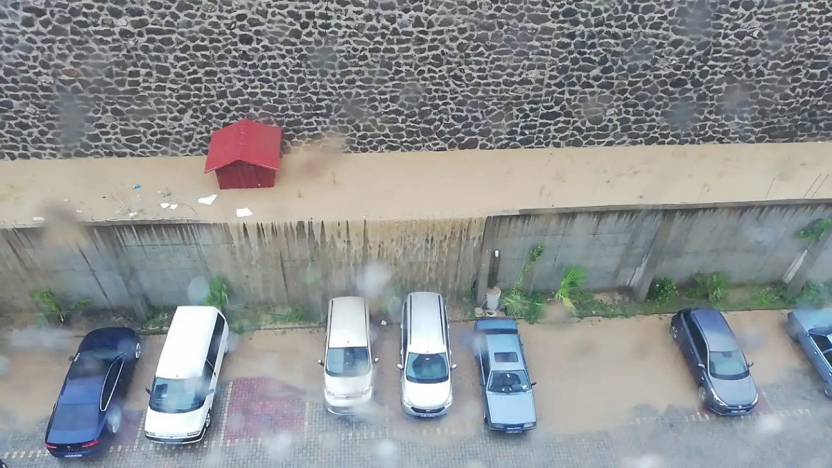 İstinat duvarı çökme anı kameralara yansıdı