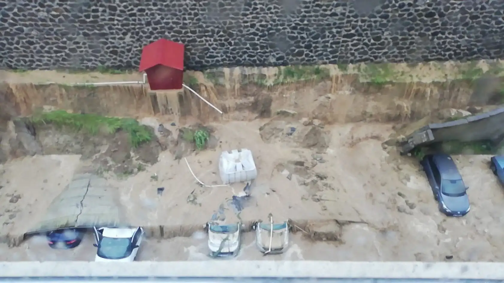 İstinat duvarı çökme anı kameralara yansıdı