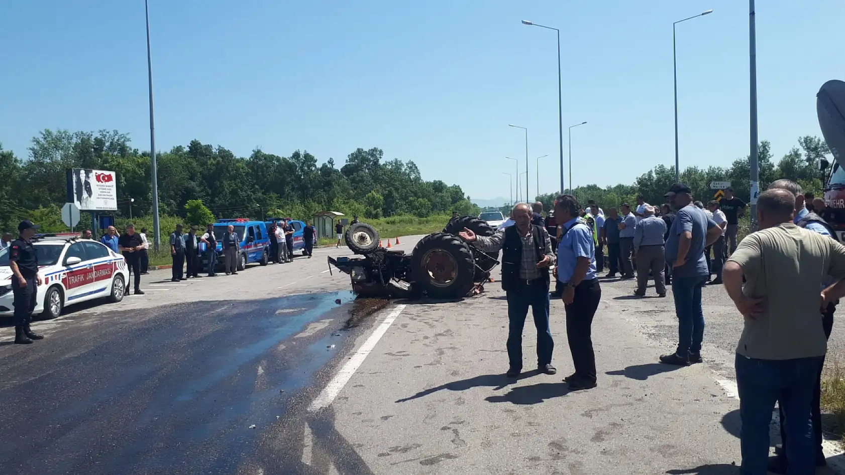 Otomobil traktörle çarpıştı 1 ölü 2 yaralı