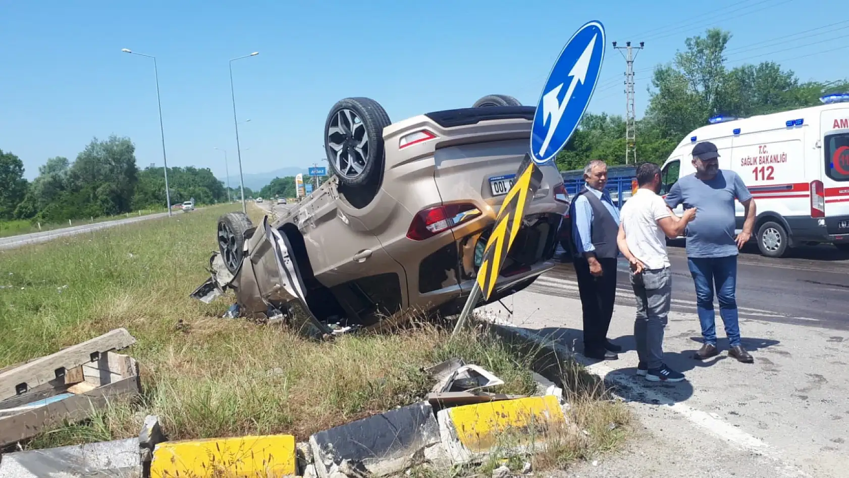 Otomobil traktörle çarpıştı 1 ölü 2 yaralı