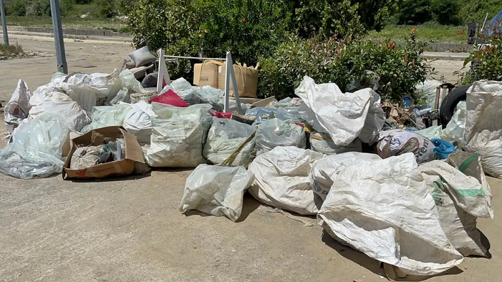 Sel sonrası temizlik çalışmaları sürüyor