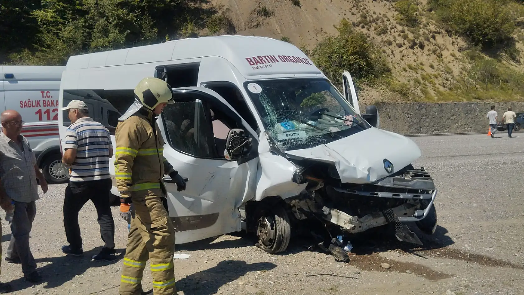 Otomobil ve minibüs kafa kafaya çarpıştı
