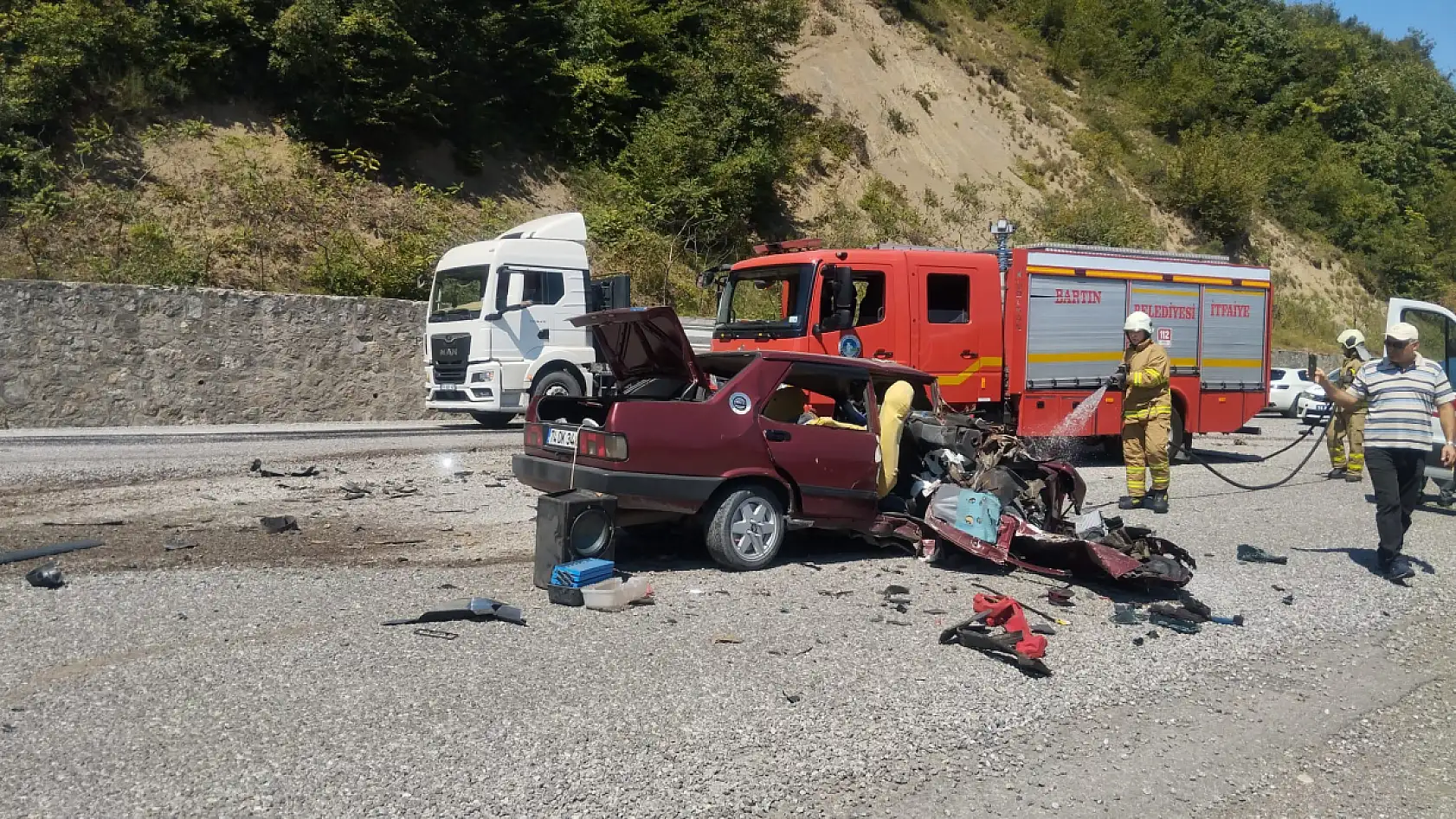 Otomobil ve minibüs kafa kafaya çarpıştı