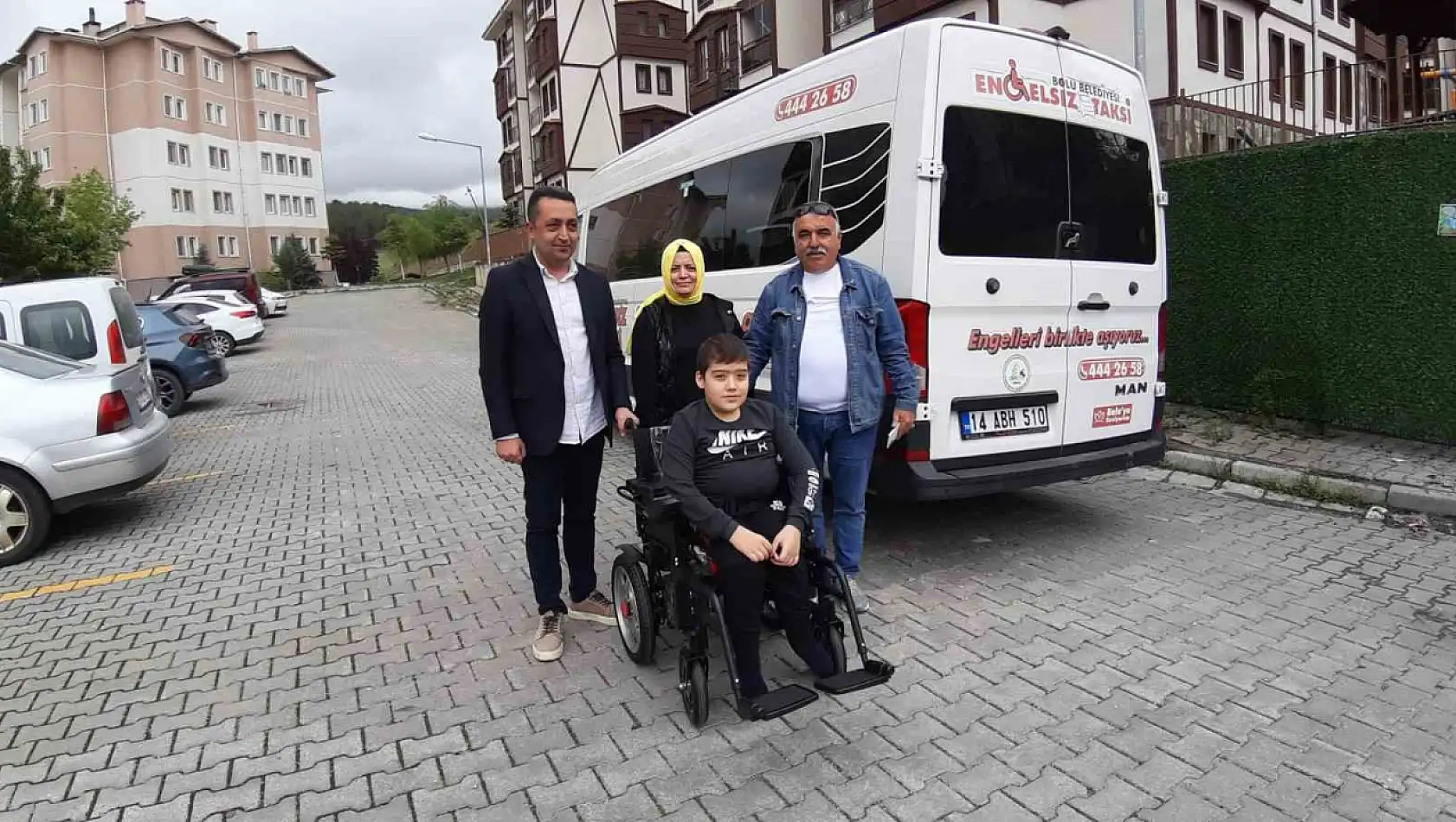 13 yaşındaki Spina bifida hastası çocuğun, akülü araç sevinci yürekleri ısıttı