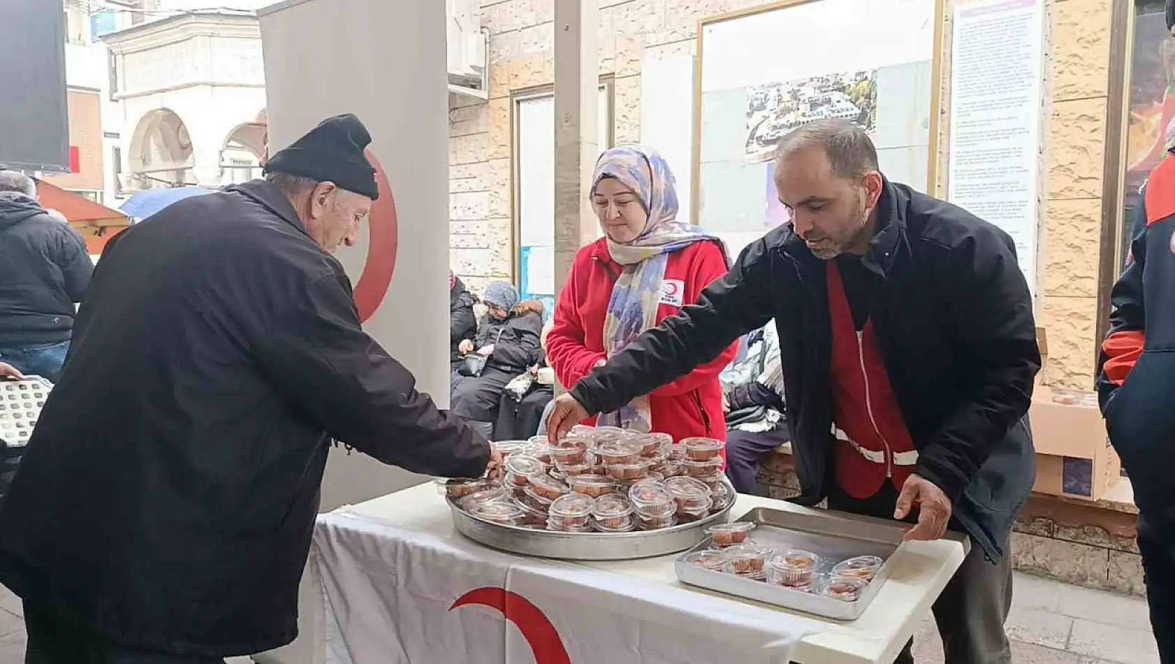 6 Şubat depreminde hayatını kaybedenler anısına lokma dağıtıldı