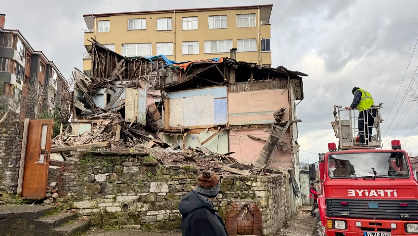 Ahşap bina yıkıldı