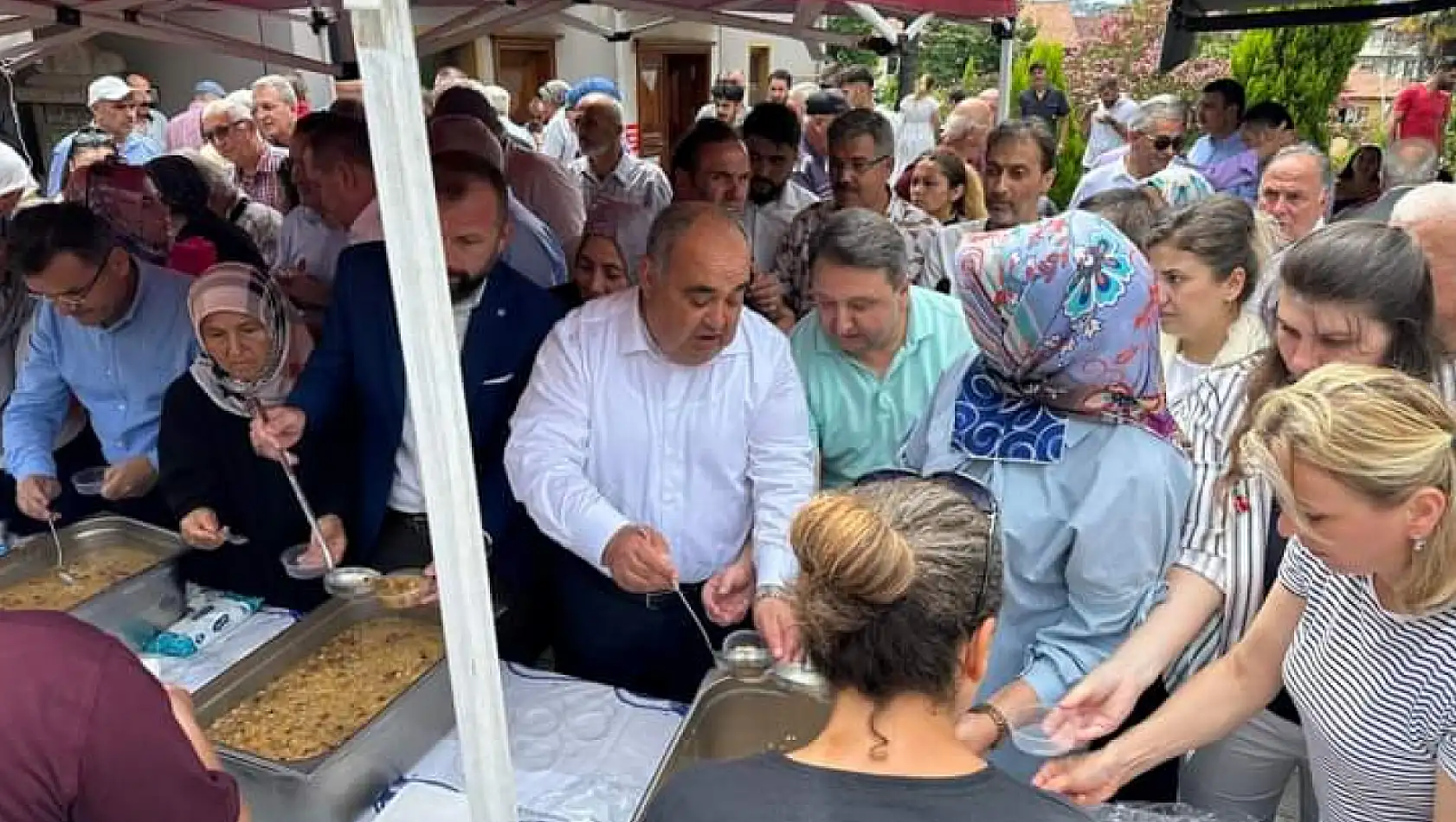 AK Parti'den aşure ikramı