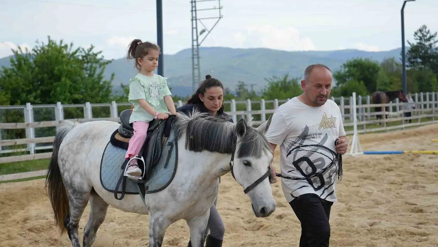 Atlarla dolu hem çocuklara umut oluyor hem de şehir stresini unutturuyor