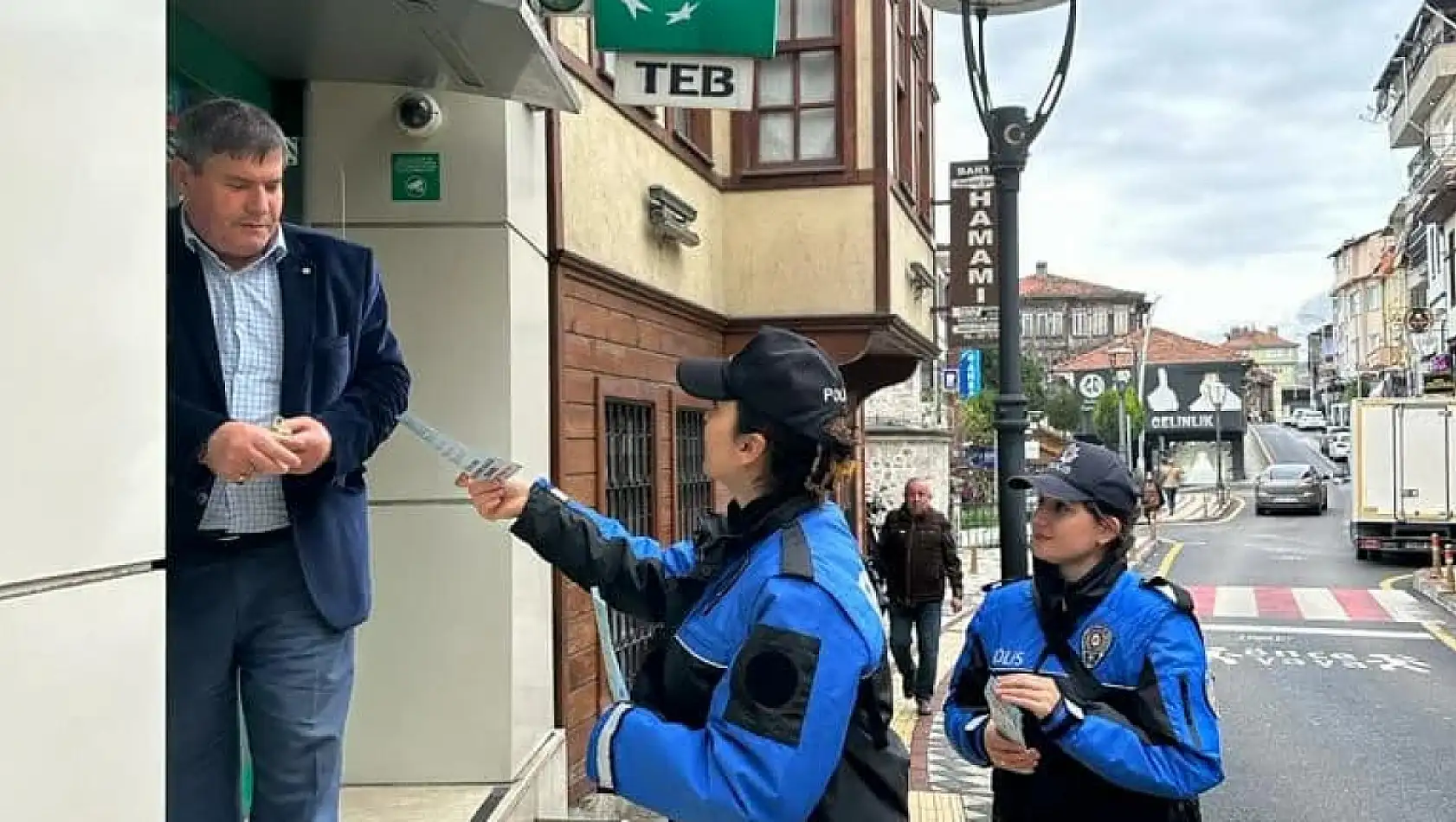 Banka önlerinde dolandırıcılara karşı bilgilendirme