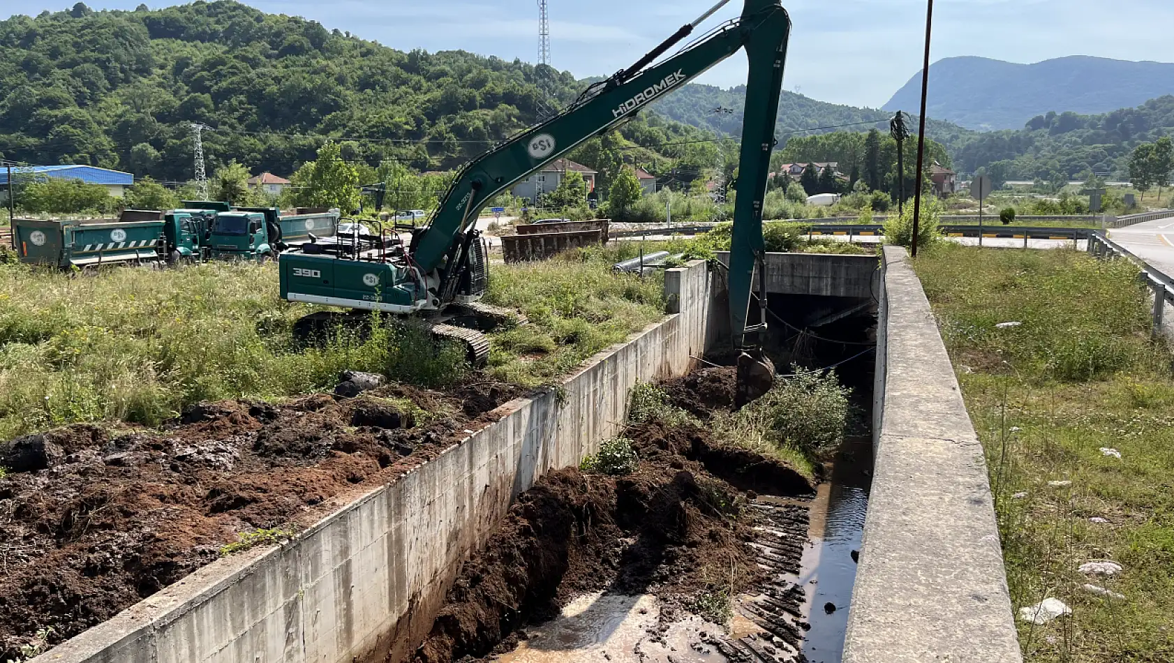 Bartın'da dere yatakları iş makineleriyle temizleniyor