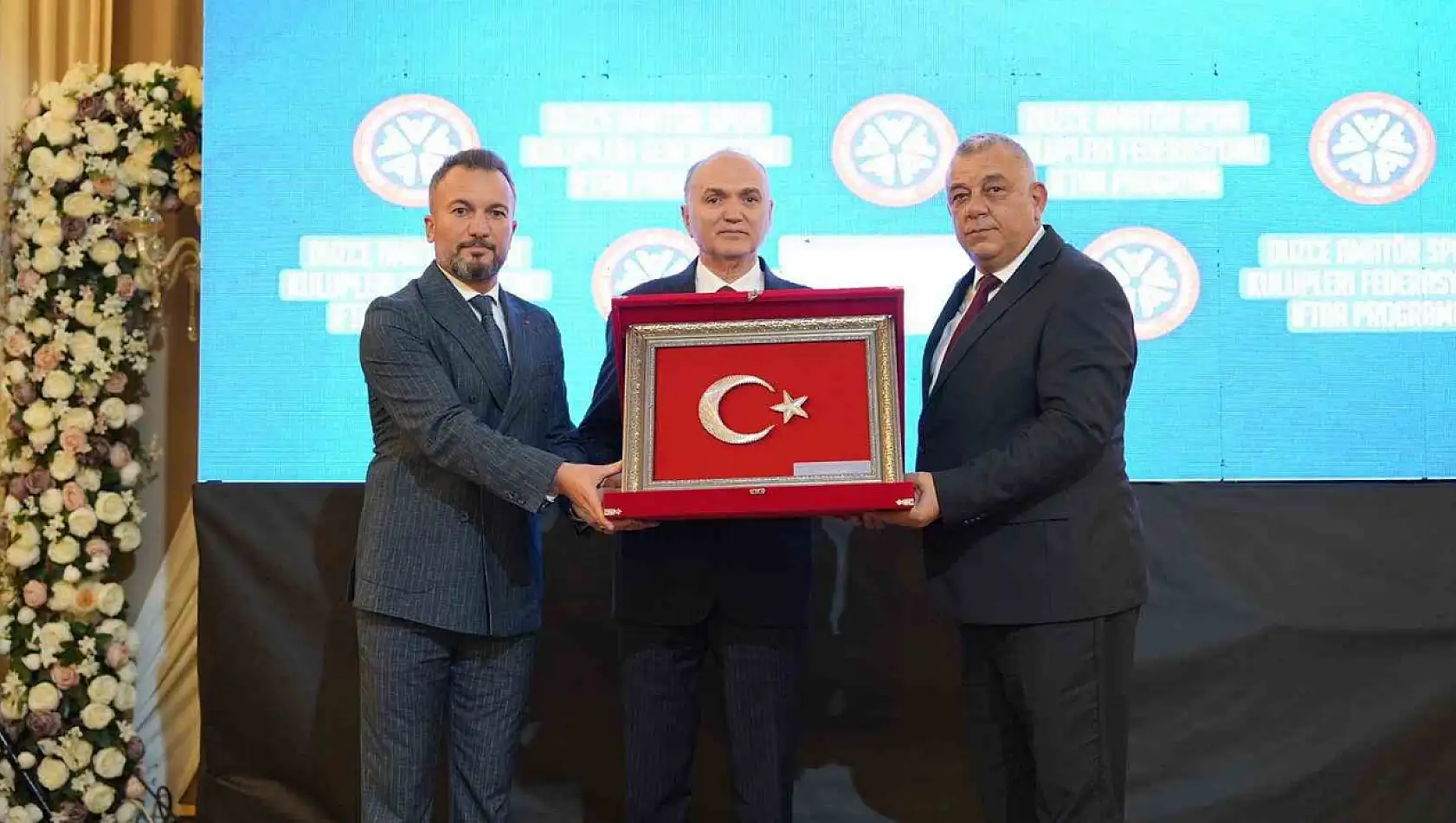 Başkan Özlü'ye spor camiasından plaket