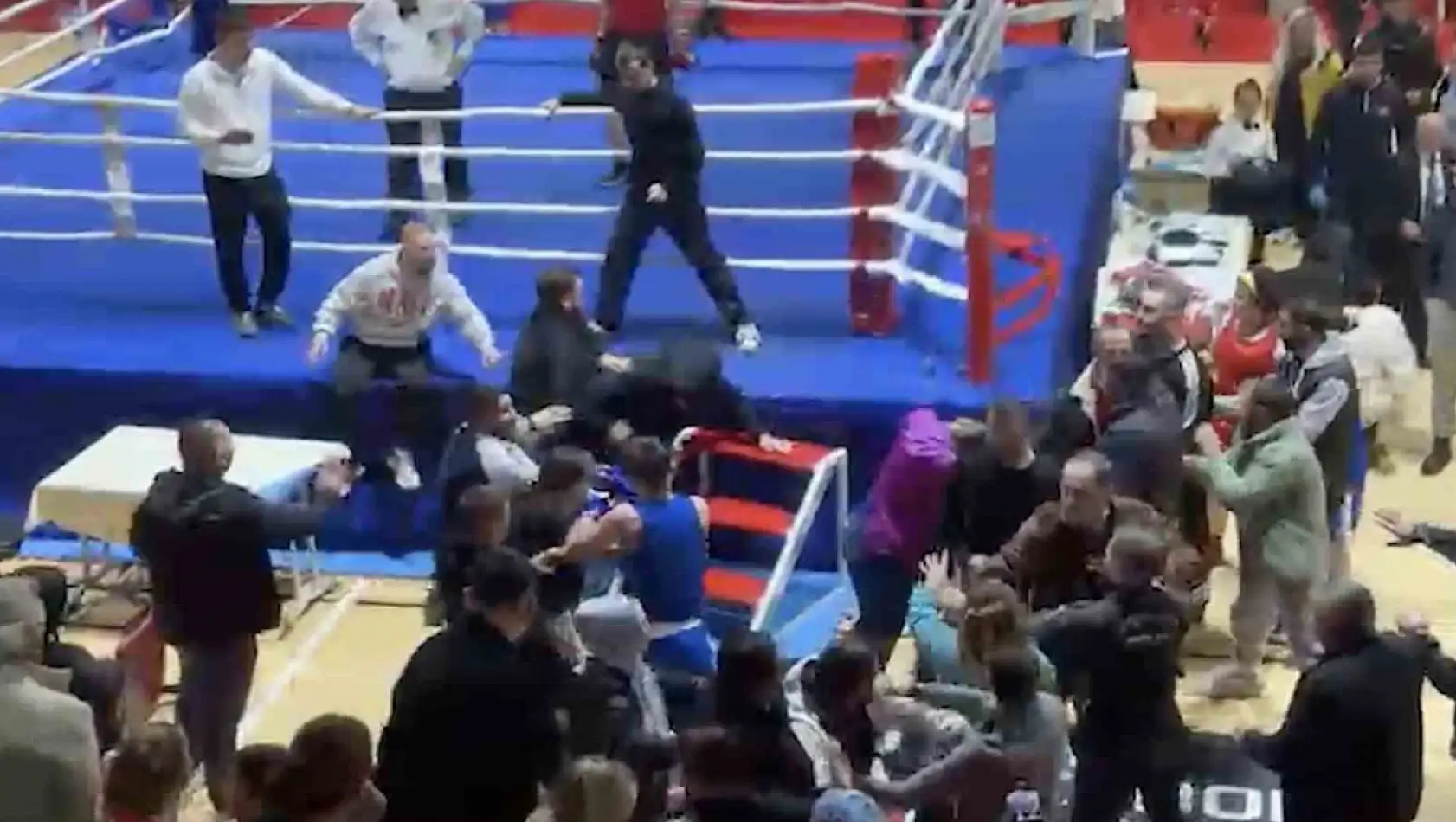 Boks turnuvasında kavga ring dışına taştı, yumruklar havada uçuştu