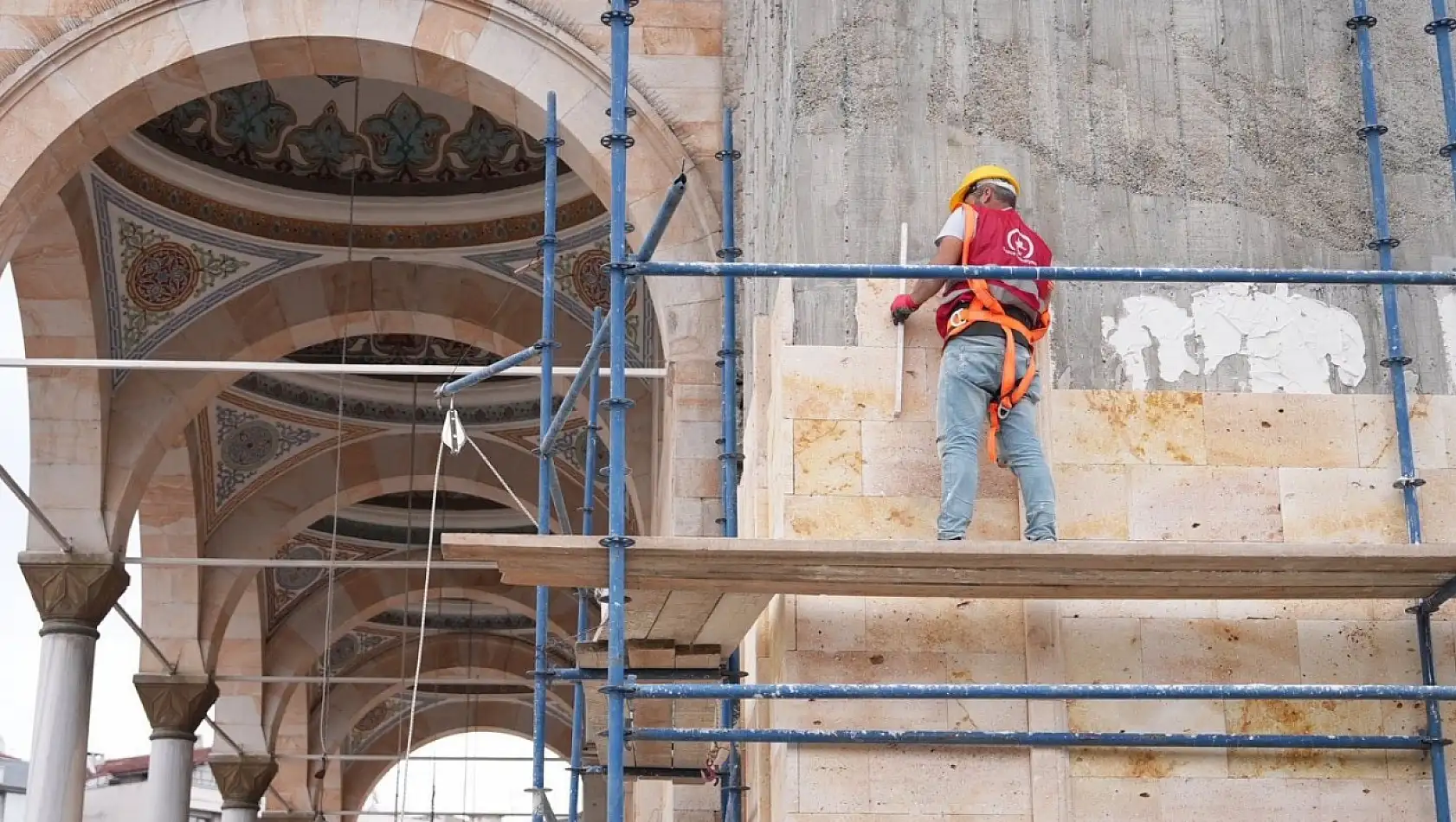 Cedidiye camisinin minareleri şekilleniyor