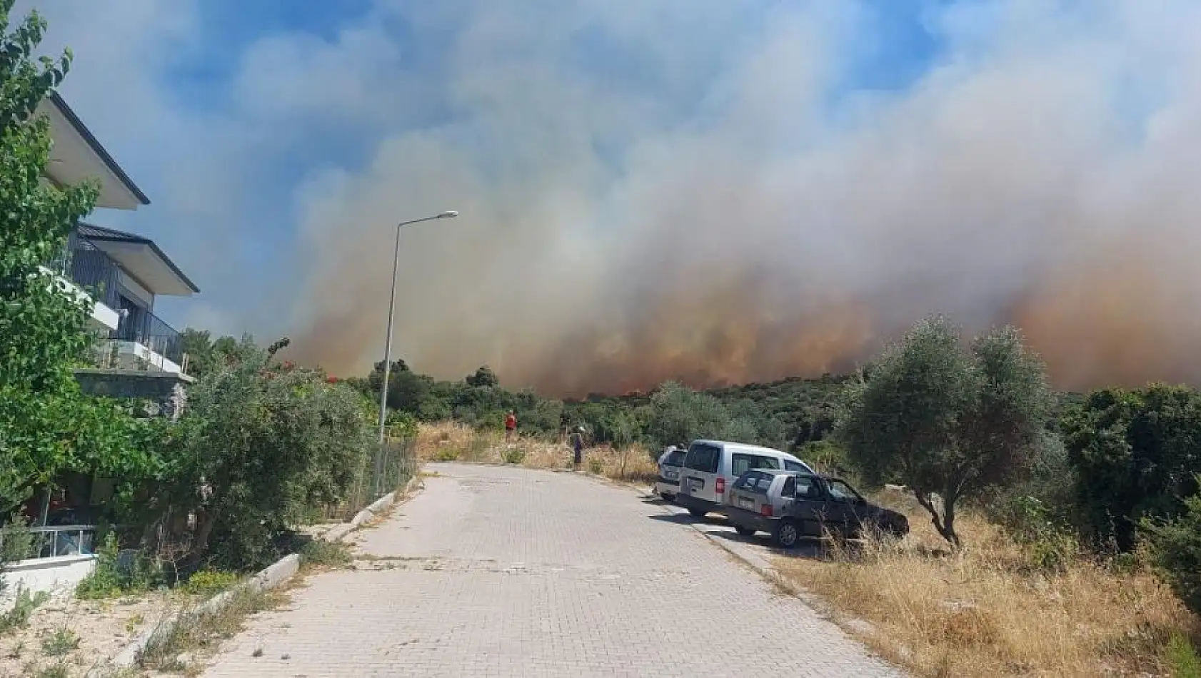 Çeşme'de ormanlık alandaki yangın 10 saat sonra kontrol altında