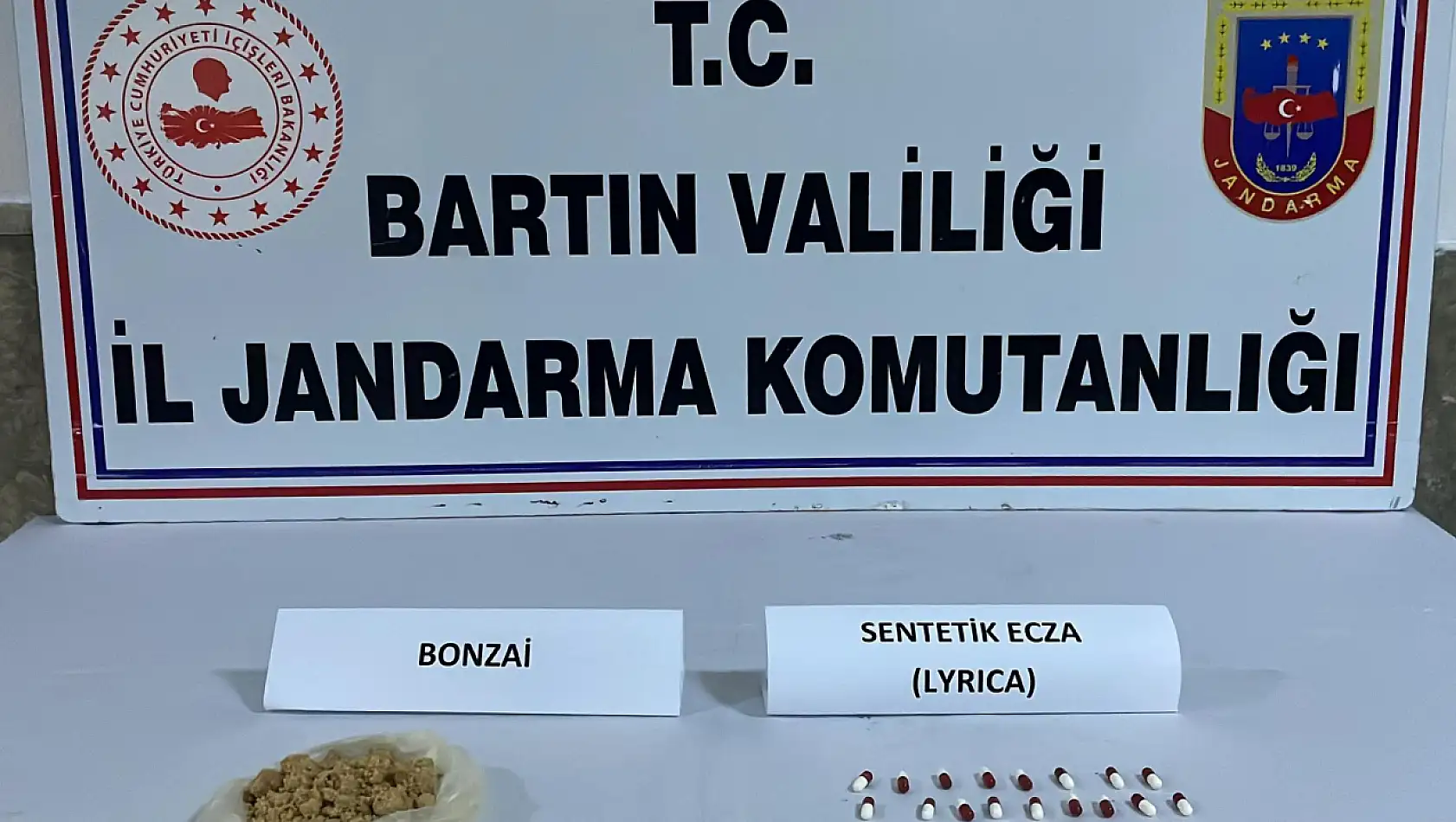 Dolandırıcılıktan aranıyorlardı, uyuşturucuyla yakalandılar