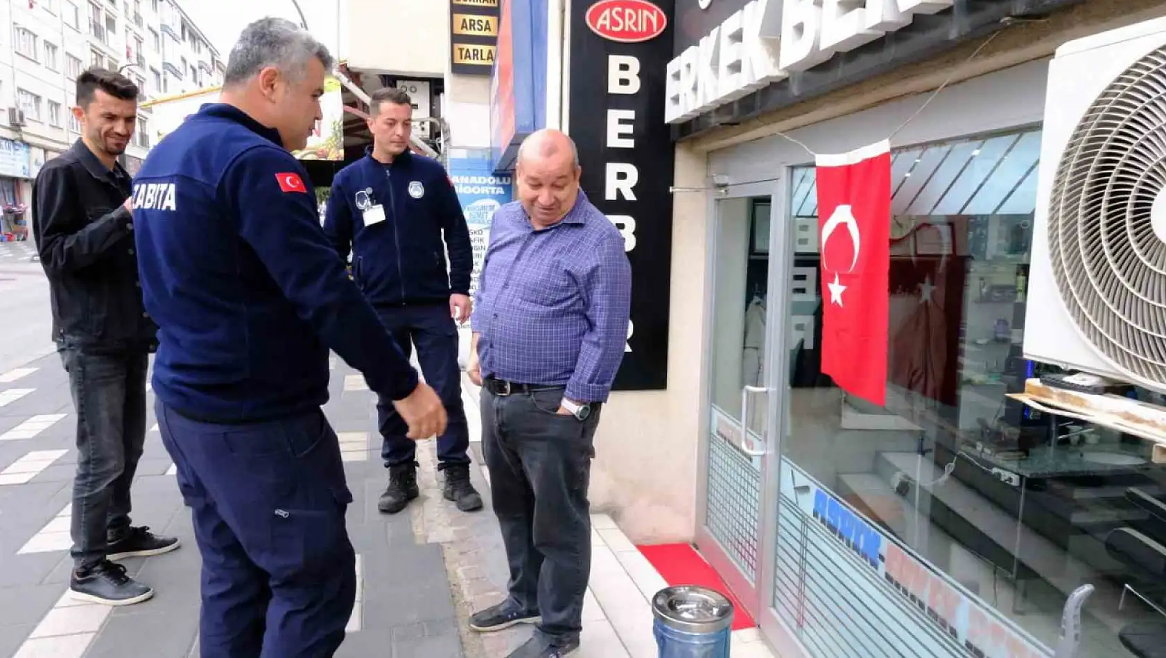 Esnaf izmarit cezasını dikkate aldı: Zabıta tek bir çöp bulamadı