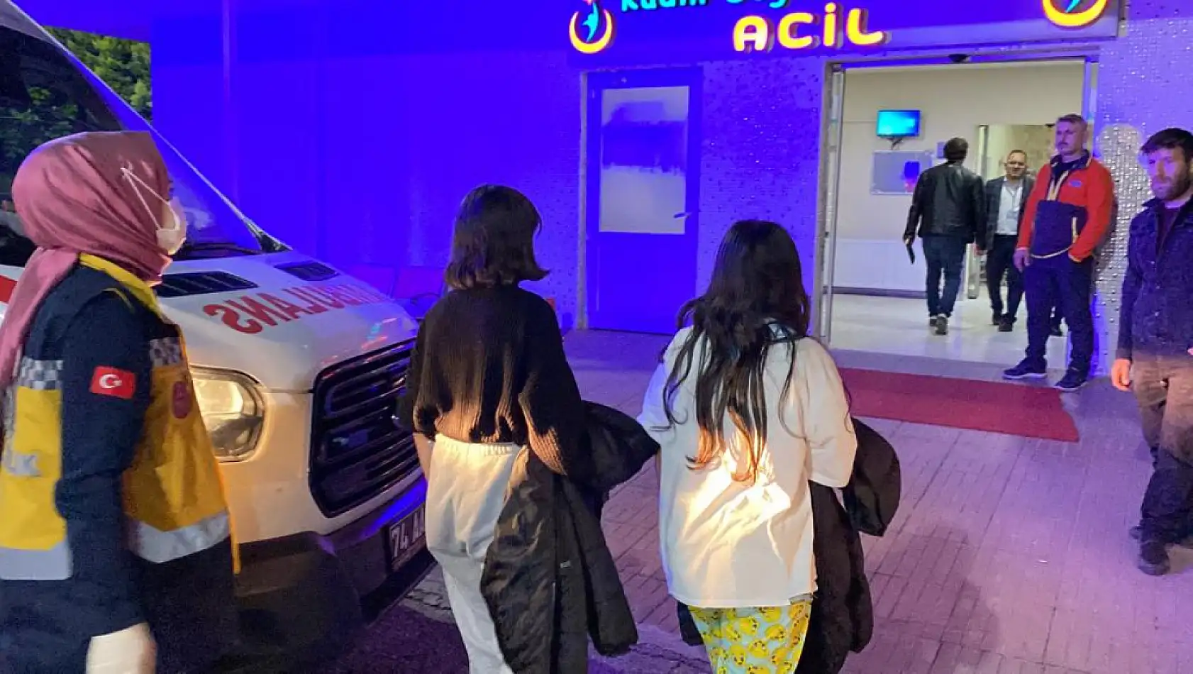 19 öğrenci hastaneye kaldırıldı