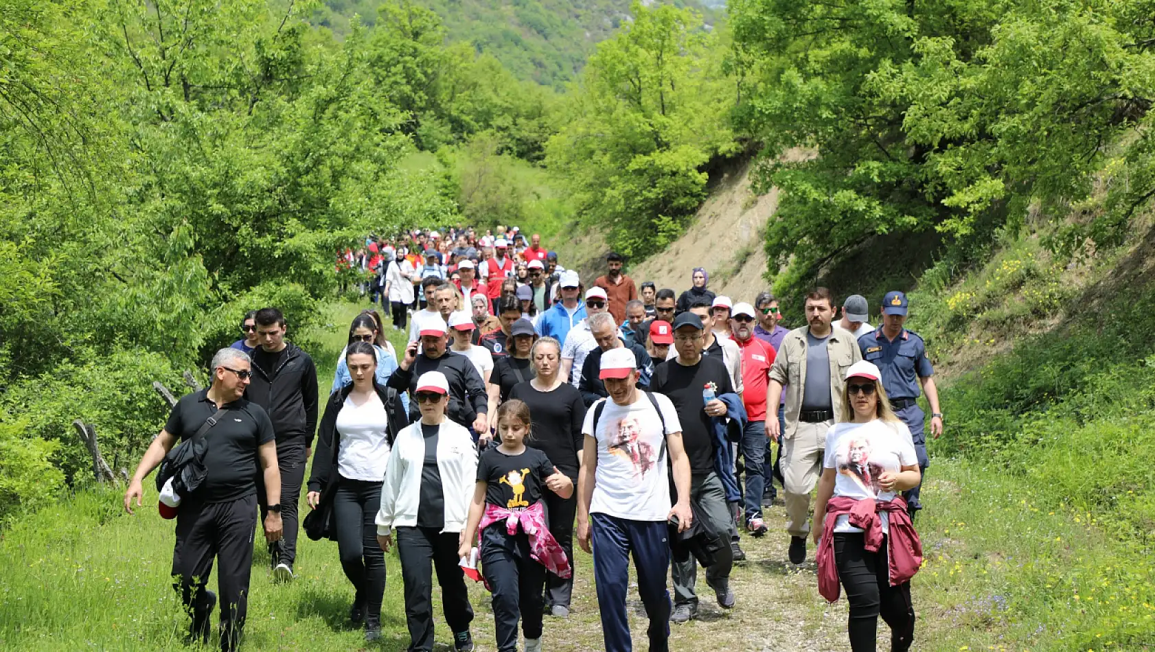 Gençlik Haftası kapsamında doğa yürüyüşü yaptılar