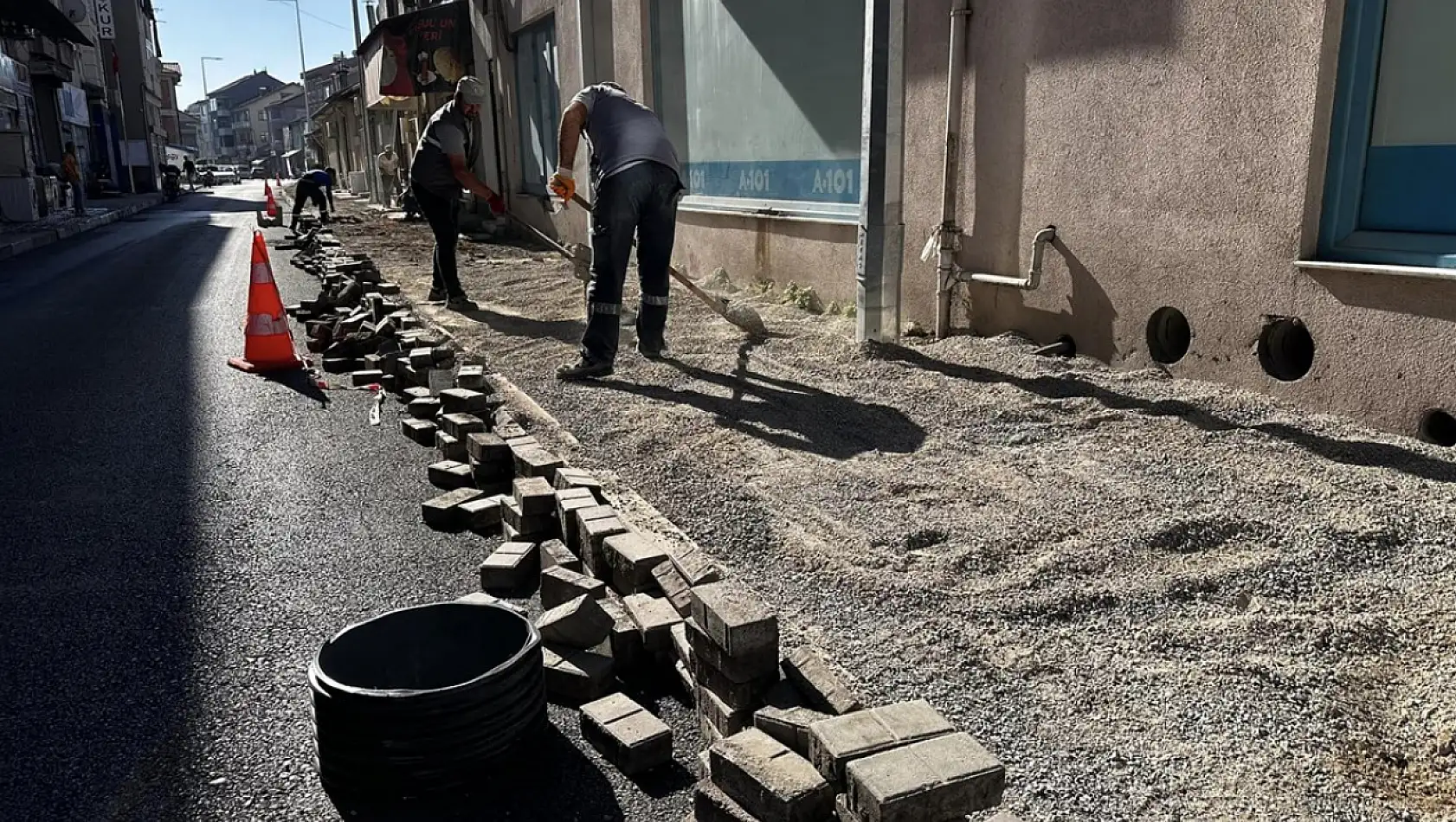 Hendekyanı Caddesinde kaldırım çalışması