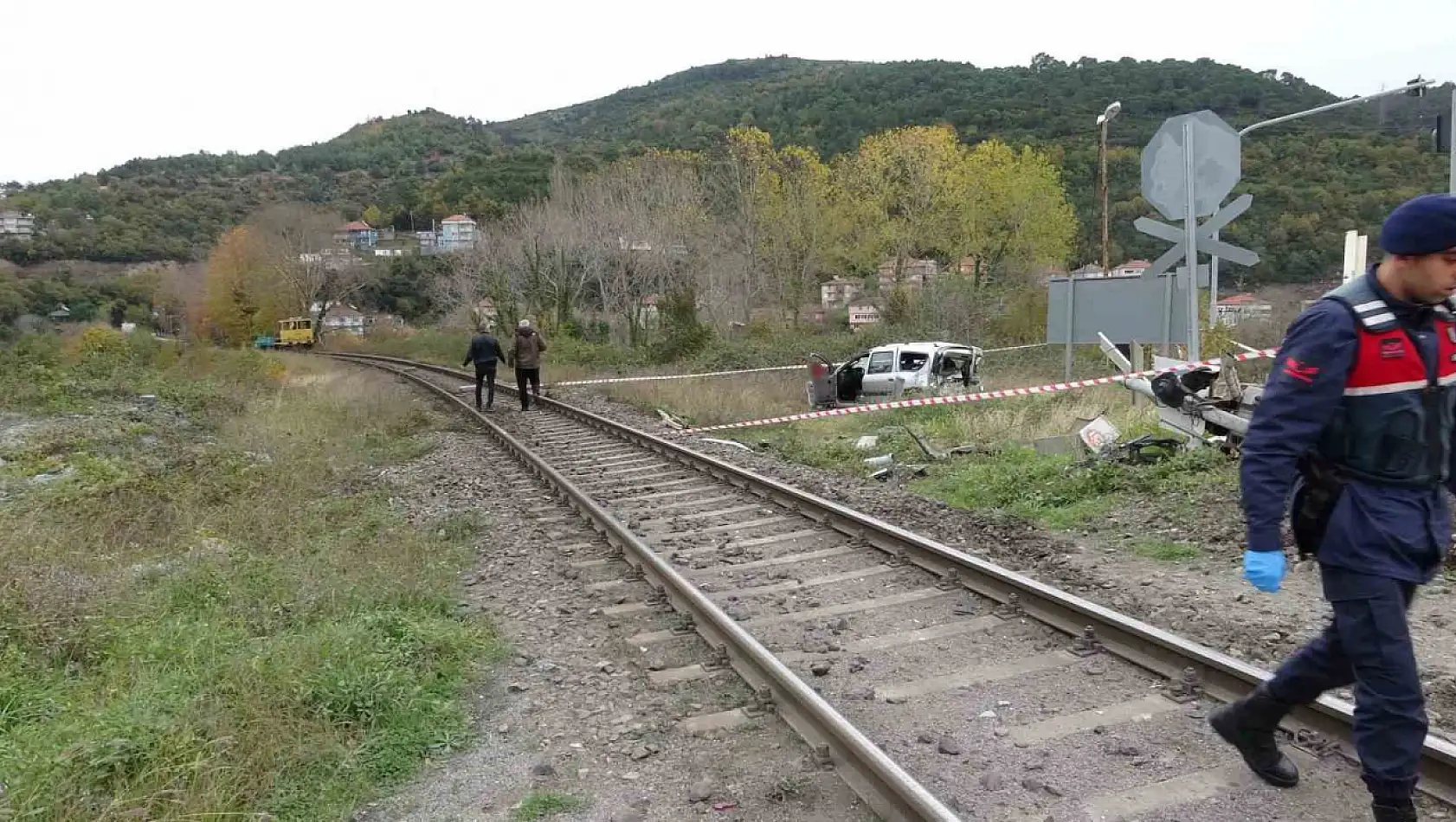 Kapalı bariyerden geçmek isteyen otomobile tren çarptı 1'i ağır 2 yaralı