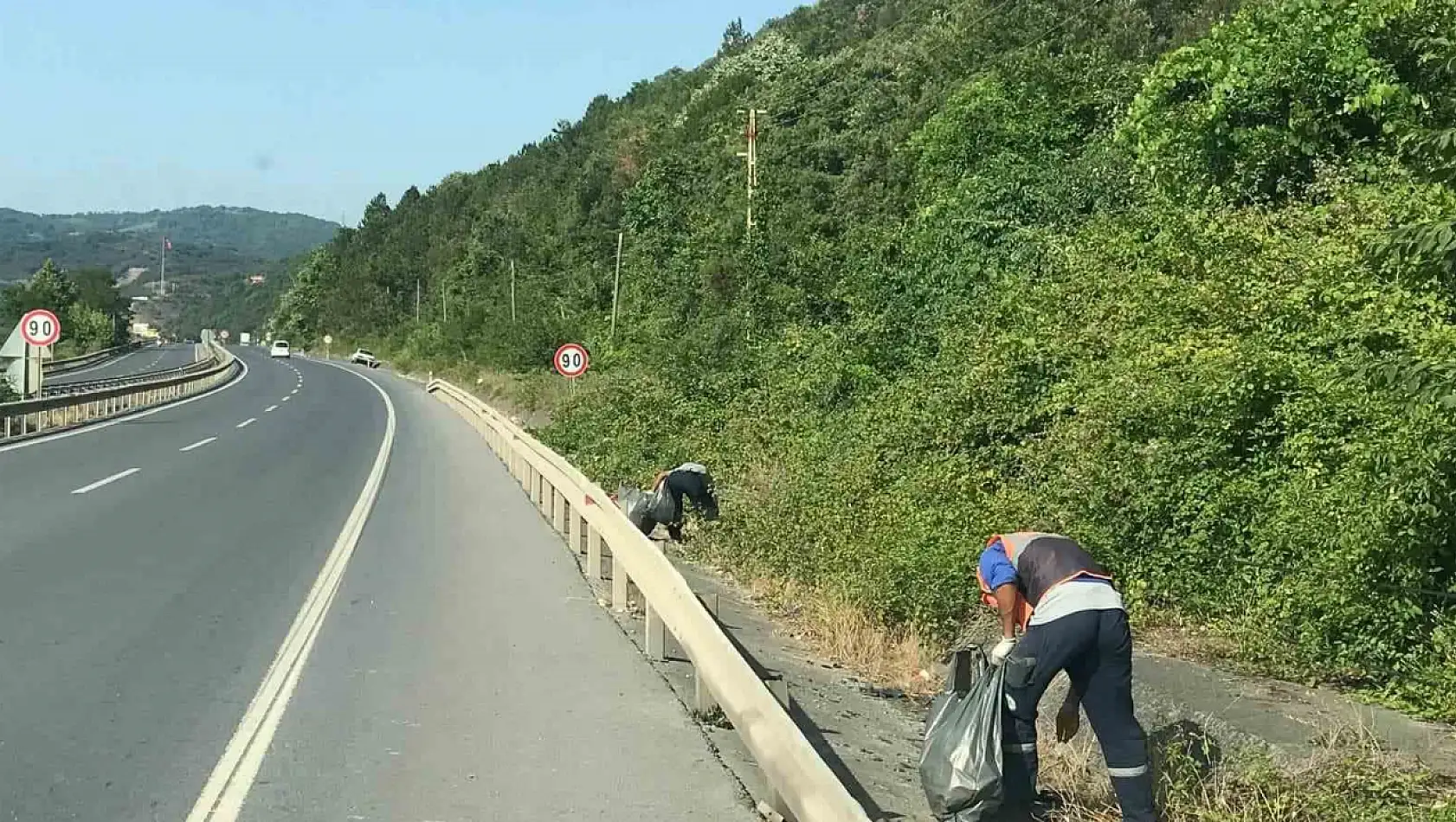 Karadeniz Ereğli'de plajlarda temizlik çalışması sürüyor