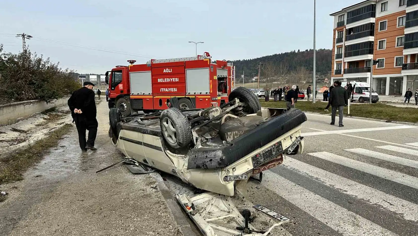 Takla atan araç kağıt gibi ezildi