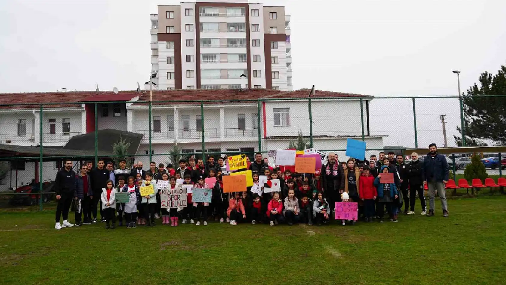 Kastamonuspor'un minik taraftarlarından futbolculara moral ziyareti