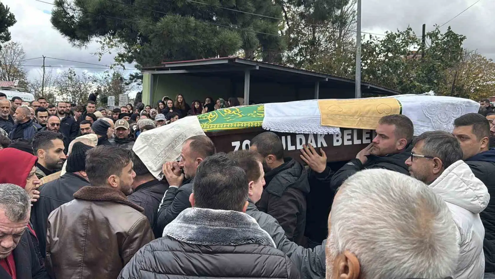 Kozlu'da bıçaklı olayda hayatını kaybeden Murat Yangun toprağa verildi