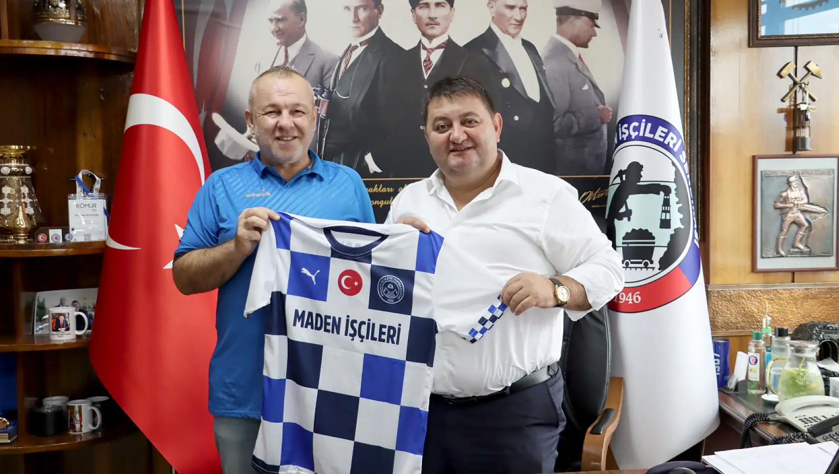 Maden İşçileri Topbaşıspor'dan GMİS yöneticilerine forma